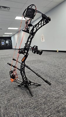 Mathews V3 R/H/ Black w/ Accesories | USED